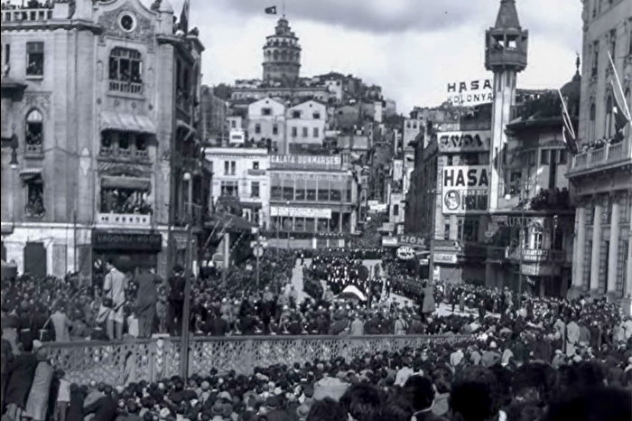 Arşiv fotoğrafları, büyük önder Atatürk'ün son yolculuğundaki kederi gözler önüne seriyor