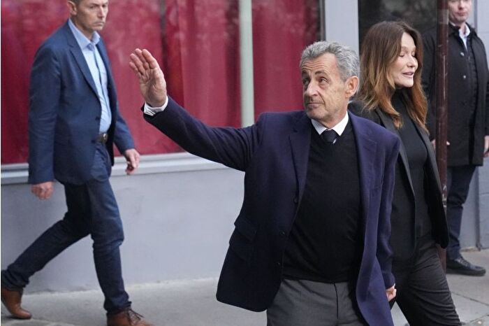 Eski Fransa Cumhurbaşkanı Sarkozy'nin adli kontrol şartıyla serbest bırakılmasına karar verildi