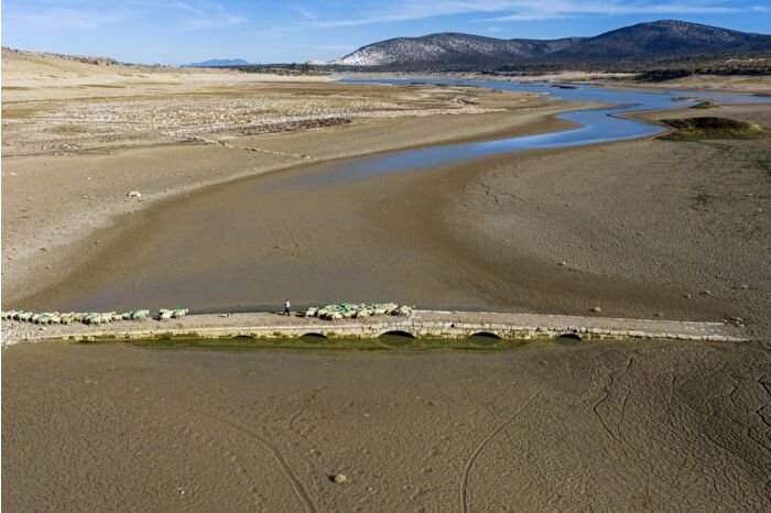 Apa Barajı’nda sular çekilince 600 yıllık Osmanlı köprüsü yeniden gün yüzüne çıktı