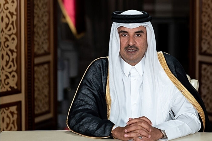 Katar Emiri Şeyh Temim başkent Doha’daki Lusail namazgahında kuraklık nedeniyle yapılan yağmur duasında cübbesini ters çevirerek dua etti