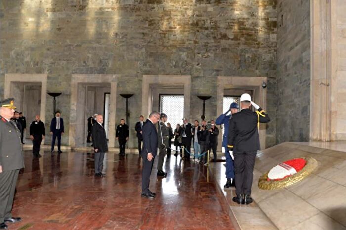 KKTC Cumhurbaşkanı Erhürman ilk resmi ziyareti kapsamında Türkiye'ye geldi ve Anıtkabir'i ziyaret etti