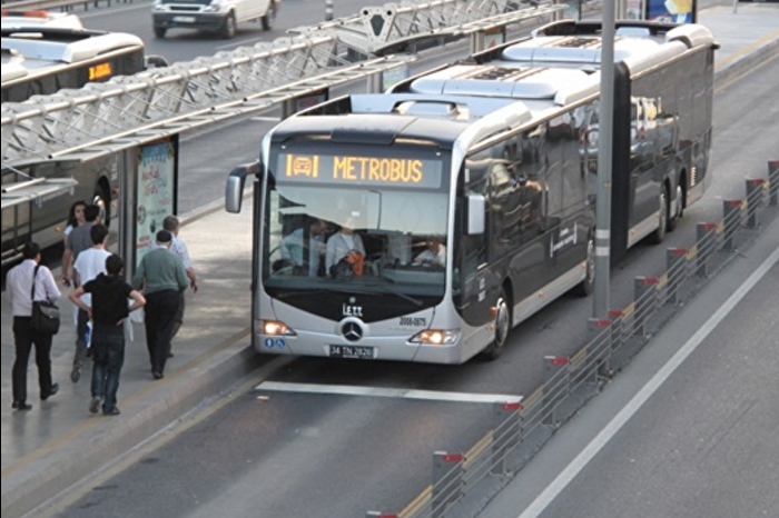 İstanbul Büyükşehir Belediyesi, özel günlerde metrobüslerin Fatih Sultan Mehmet Köprüsü'nü kullanmasına karar verdi