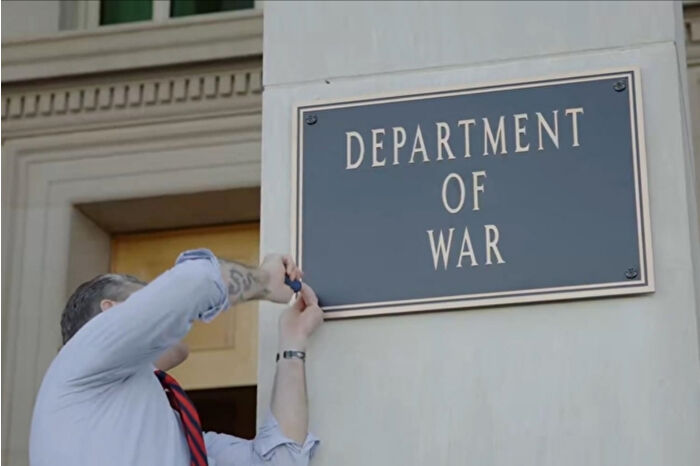 ABD Başkanı Trump’ın kararnamesi sonrası Pentagon tabelaları' Savaş Bakanlığı' yazısıyla değiştirildi