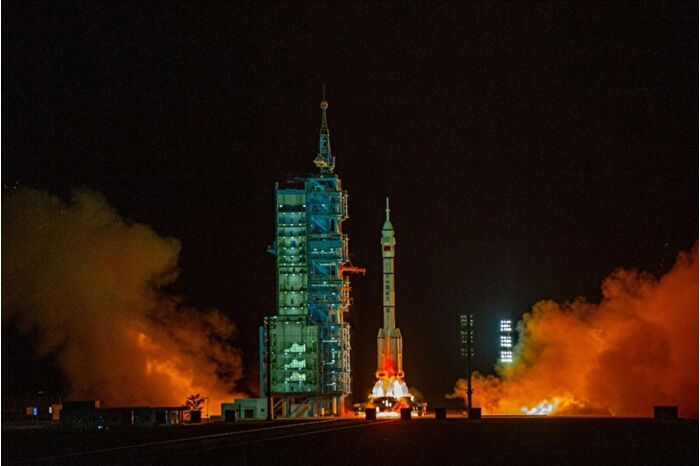 Çin, mekik hasarı nedeniyle Dünya'ya dönemeyen taykonotları diğer personel mekiğiyle getiriyor