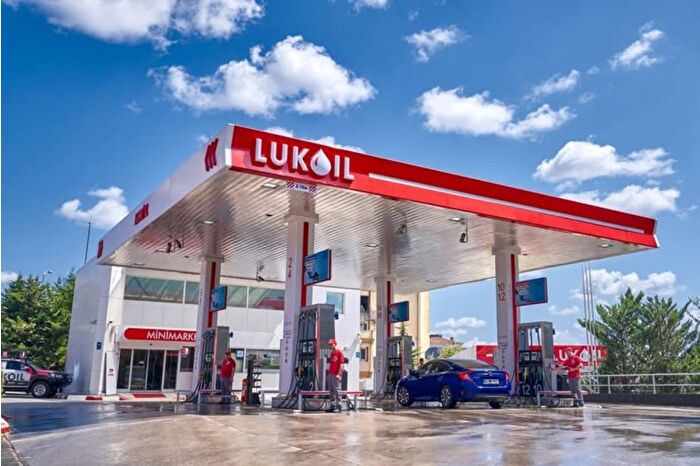 ABD'nin yaptırım listesine aldığı Lukoil, uluslararası varlıklarının satışı için potansiyel alıcılarla görüştüğünü duyurdu