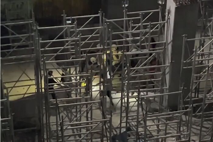 Beyoğlu'ndaki metro inşaatında iskele çöktü, bazı işçiler yaralandı