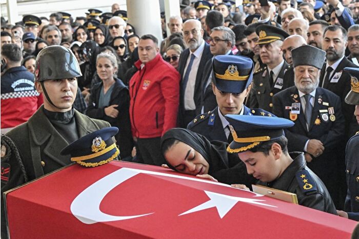 Şehit Hava Pilot Yarbay Gökhan Korkmaz'a eşi ve oğlundan acı veda