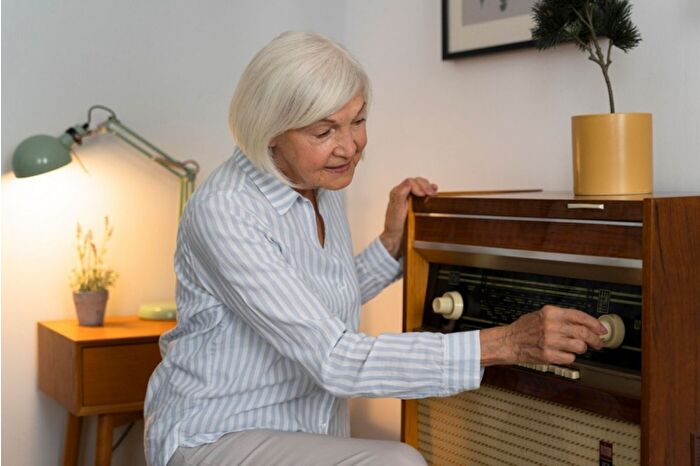 70 yaşından sonra düzenli müzik dinlemek ve enstrüman çalmak bunama riskini azaltıyor