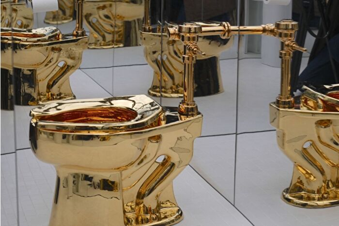 Maurizio Cattelan’ın 'America' adlı eseri altın klozet Sotheby’s'te açık artırmaya çıkacak
