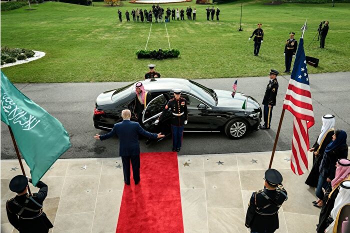 Beyaz Saray'da Donald Trump tarafından ağırlanan Suudi Veliaht Prensi Selman, ABD'ye yatırımları 1 trilyon dolara çıkaracaklarını söyledi