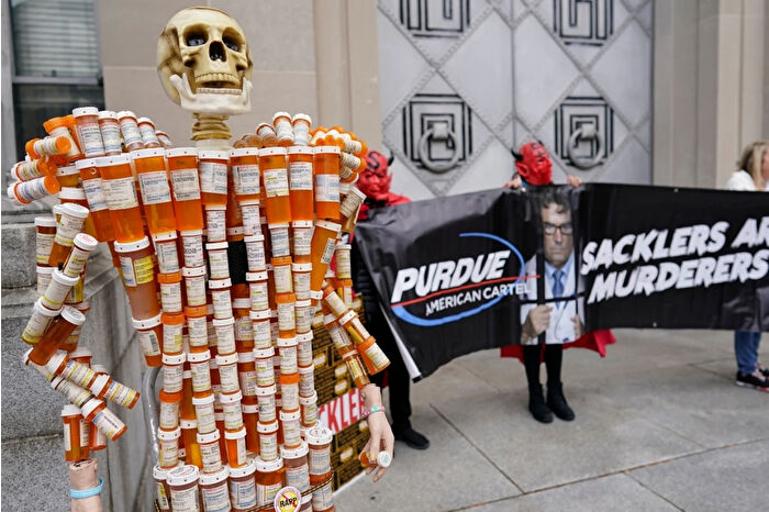 Sackler ailesinin opioid davaları için 15 yılda 7 milyar dolar ödemesi, ABD’deki en büyük tazminat uzlaşmalarından biri olarak görülüyor