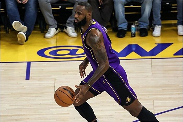 LeBron James'in rekor kırdı, Lakers rahat kazandı