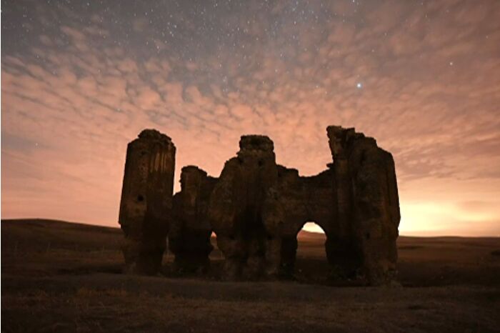 Tarihi Üçayak Kilisesi yıldızların altında etkileyici görüntüler oluşturdu