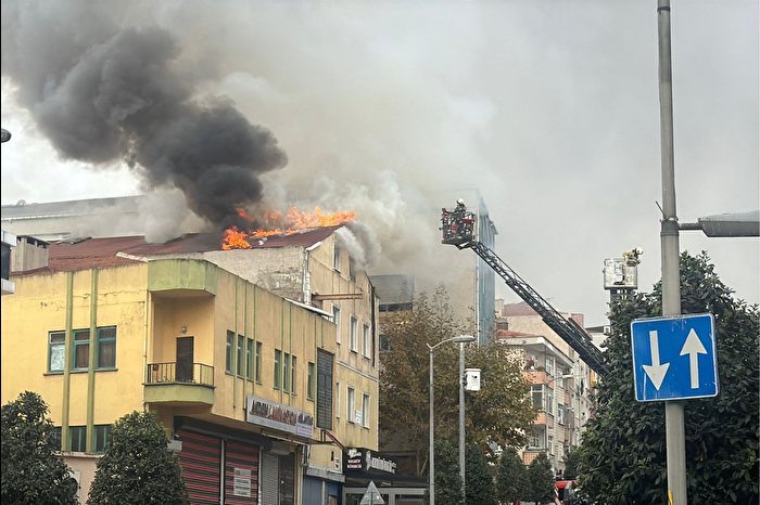 Güngören'de 3 katlı tekstil fabrikasında yangın