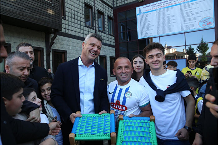 Fenerbahçe Kulübü Başkanı Sadettin Saran, baba Erdoğan'ın adını taşıyan lisede gençlerle buluştu