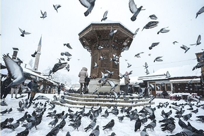 Saraybosna, kar yağışıyla beyaza büründü