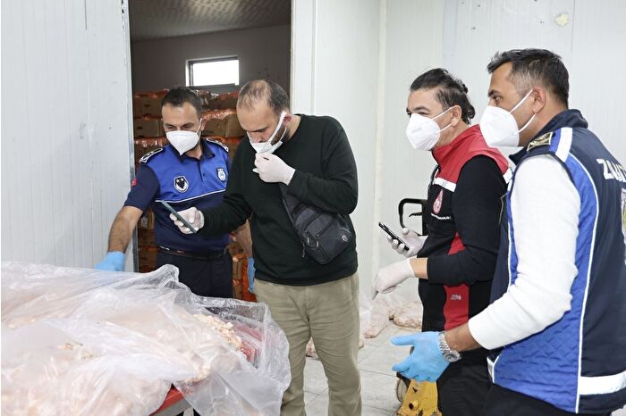 Antalya'da denetimlerde 25 ton bozuk tavuk ürünü ele geçirildi