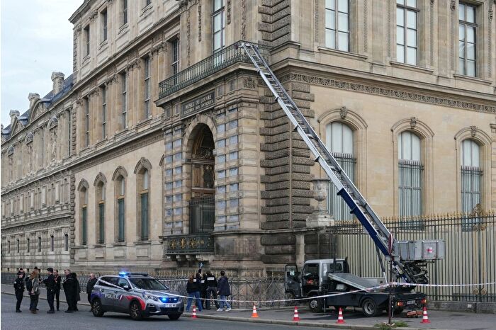 Louvre Müzesi soygunuyla ilişkili bir kişi daha gözaltına alındı ancak mücevherlerden iz yok