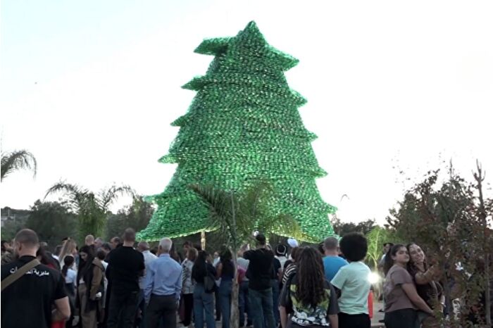 Lübnanlı Chaptini, dünyanın en büyük plastik sedir ağacıyla Guinness Rekorlar Kitabı'na girdi