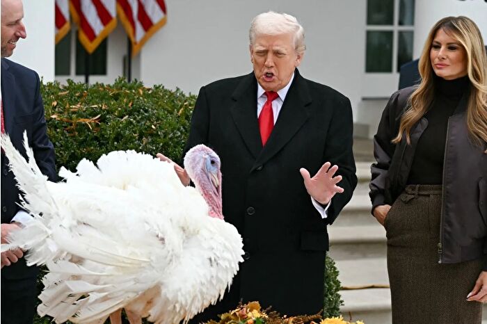 Donald Trump, Beyaz Saray'daki geleneksel Şükran Günü töreninde iki hindiyi affetti