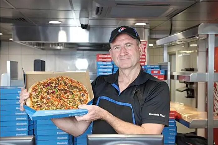 Zayıf satışlar ve yükselen maliyetler nedeniyle Domino’s'un İngiltere CEO’su Andrew Rennie istifa etti