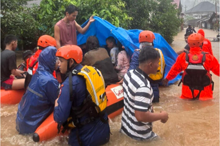 Endonezya'nın Sumatra adasında sel felaketi en az 10 ölü