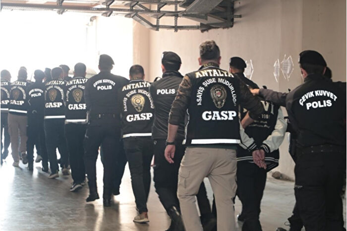 Sosyal medyada buluşma tuzağı kuran dolandırıcılık çetesi çökertildi