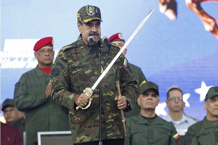 Venezuela Devlet Başkanı Nicolas Maduro, Bolivar'ın kılıcıyla ABD'ye meydan okudu