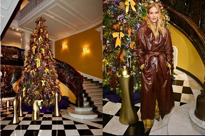 Burberry, kendi kumaşlarından yılbaşı ağacı tasarladı ve tanıtımında Rosie Huntington-Whiteley de yer aldı