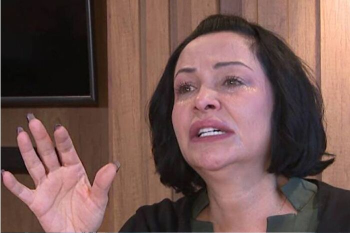 Oyuncu Evrim Akın, eski rol arkadaşı Asena Keskinci'nin iddialarına ağlayarak yanıt verdi