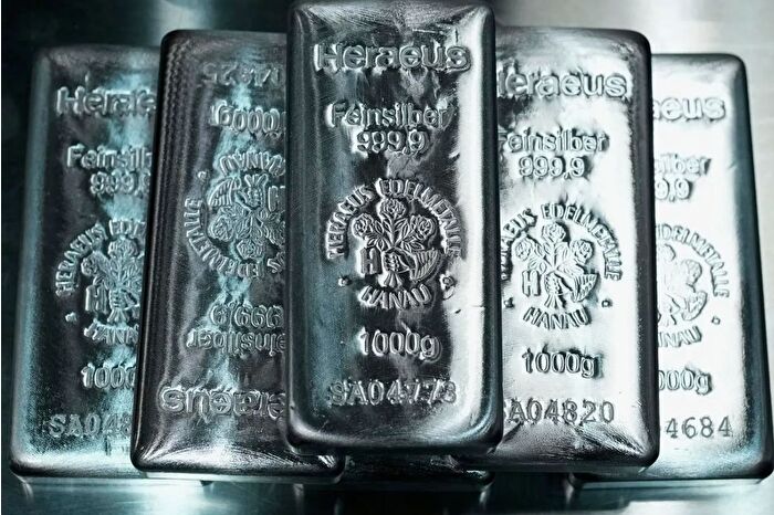 Fed'in faizde indirime gideceği beklentisi ve Londra'daki arz sıkışması gümüş fiyatında yeni rekora neden oldu