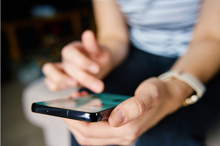 İngiltere’de her 10 ebeveynden biri çocuğunun internette şantaj gördüğünü söylüyor