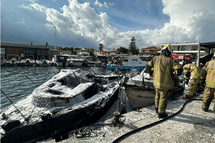 Çeşme'de plajda çıkan yangın 7 özel tekneyi kullanılamaz hale getirdi