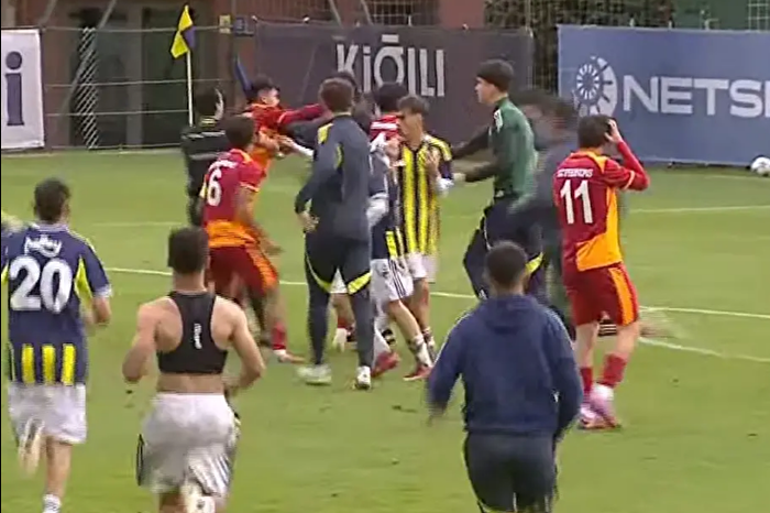 Fenerbahçe ile Galatasaray arasındaki U19 derbisinde saha karıştı, yumruklar konuştu