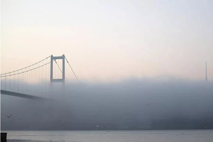 İstanbul Boğazı'nda gemi trafiği sis nedeniyle çift yönlü olarak askıya alındı