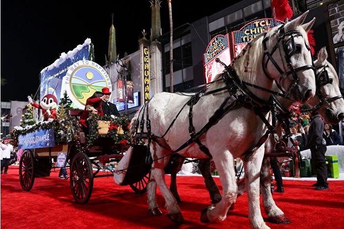 Los Angeles’ta 93'üncü Hollywood Noel Geçit Töreni düzenlendi