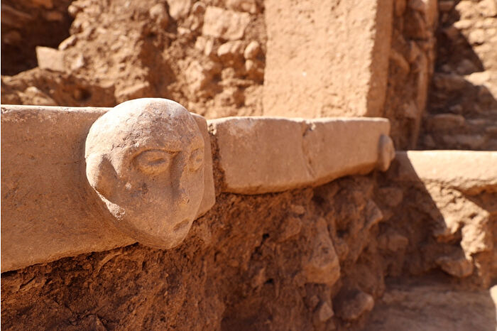 Sefertepe’de keşfedilen 10 bin 500 yıllık iki yüz kabartması, Taş Tepeler’in Neolitik dönem sanatındaki üslup çeşitliliğini gün yüzüne çıkarıyor