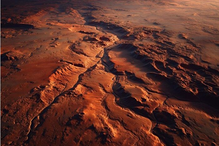 Mars'ta yüzeye yakın mesafede su buzu tespit edildi