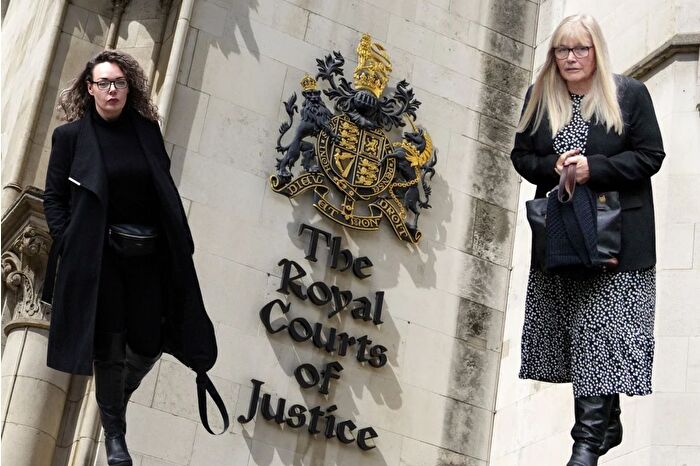 Engelli iki çocuk annesi kadın, 8 aylıkken kendilerini terk eden babasının 2.3 milyon dolarlık mirasından pay almak için üvey annesine dava açtı