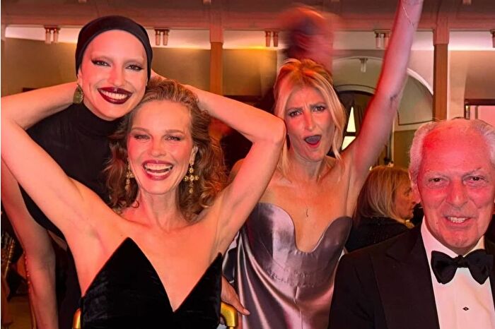 Çek model Tereza Maxova Türkiye’nin güzelliklerine hayran kaldı ve dünyaca ünlü arkadaşlarını Kaplankaya’daki evine davet etti