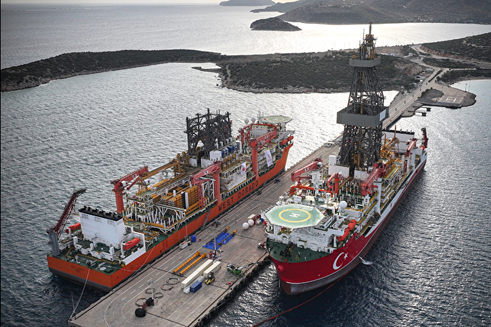 Türkiye'nin enerji filosuna katılan iki yeni sondaj gemisi yan yana geldi