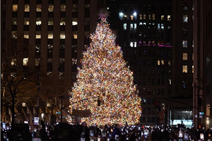 New York'ta bulunan Rockefeller Center'da dev noel ağacı ışıklandırıldı