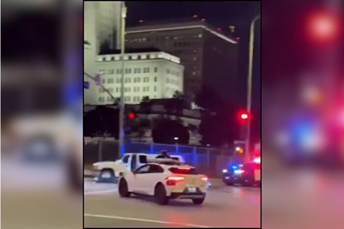 Waymo'nun otonom aracı, ABD'de yolcusu içerideyken polis çatışmasının ortasına geldi