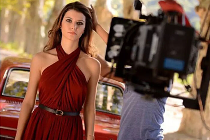 Beren Saat’in başrolünde olduğu ‘Gizli Profil’ filmi 19 Aralık vizyonundan kaldırıldı