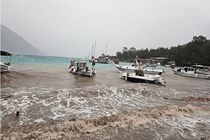 Bodrum’da sağanak yağış hayatı felç etti, araçlar sular altında kaldı, balıkçı barınağında sandallar battı