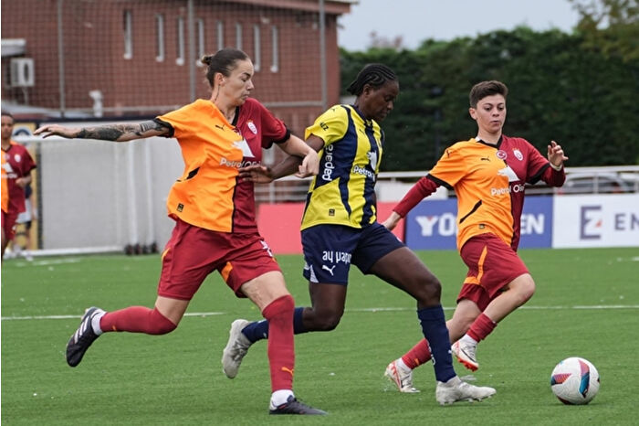 Turkcell Kadın Futbol Süper Ligi'ndeki derbide Fenerbahçe, yarın Galatasaray'ı ağırlayacak
