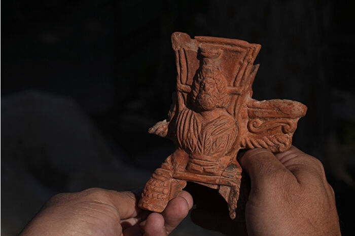 Efes Antik Kenti'nde Mısır tanrısı Serapis tasvirli tütsü kabı bulundu