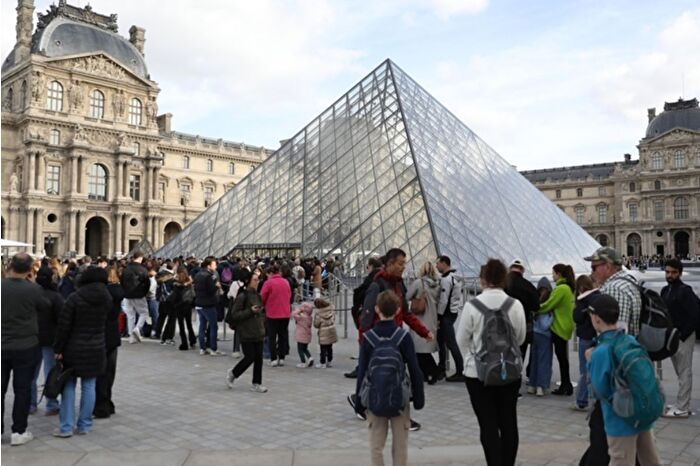 Louvre Müzesi'nde önce soygun, sonra su baskını şimdi de grev