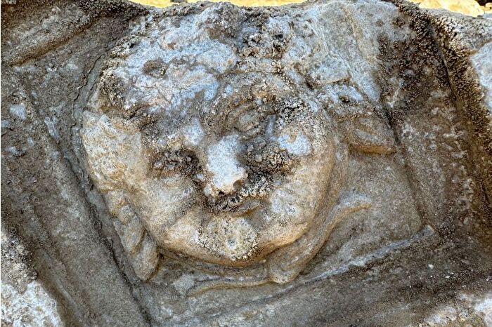 Amasra'daki antik kent Amastris'te Medusa'nın gülümseyen figürü keşfedildi