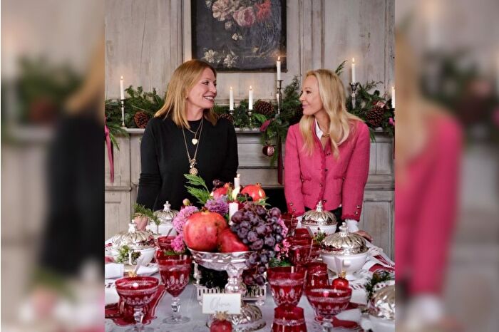 Caroline Koç'tan kurucusu olduğu marka için Bettina Machler'le poz verdi